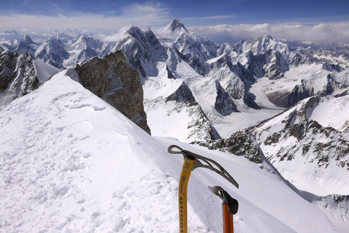 Vedere de pe G2 (8035m) către Broad Peak (8047m, st) și K2 (8611m) foto Alex Găvan