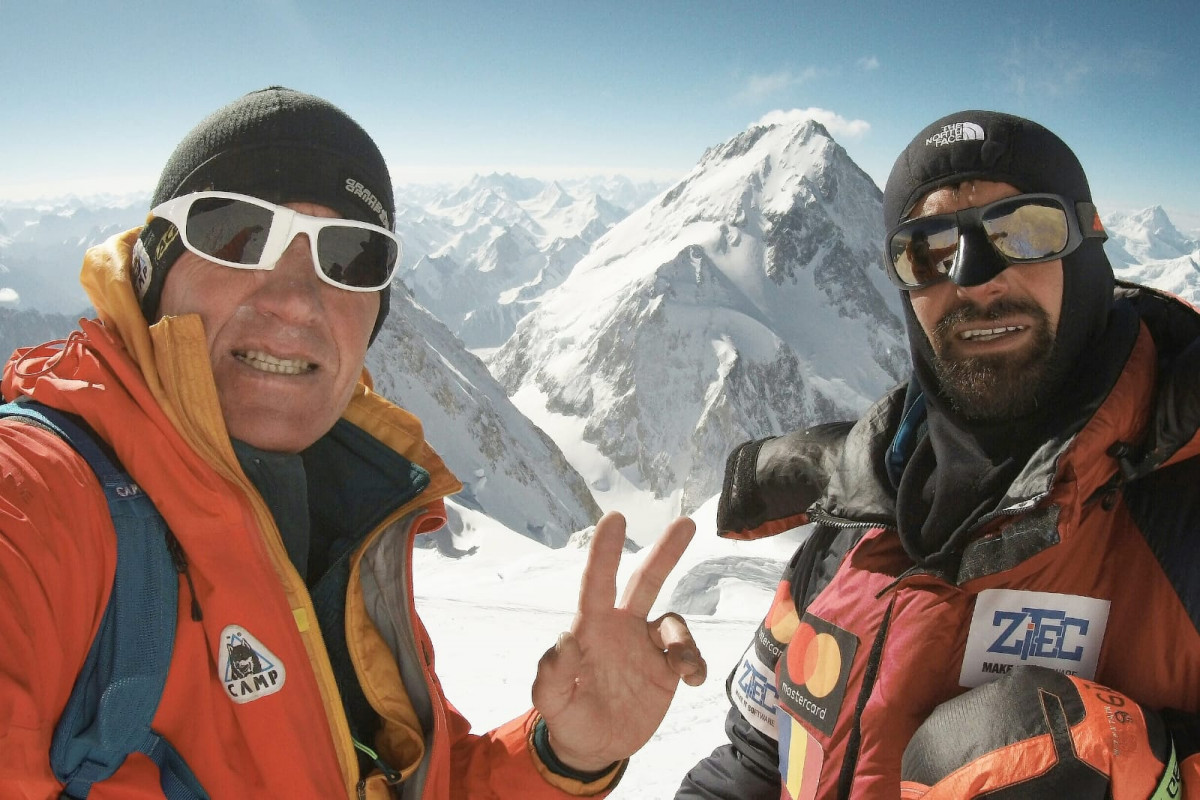 Denis Urubko (stânga) și Alex Găvan la 7700m, Vf G1(8068m) pe fundal, foto D. Urubko